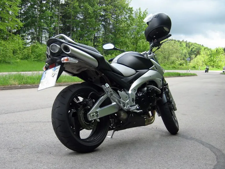 Suzuki GSR 600 zijaanzicht