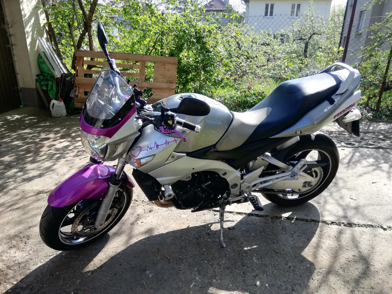 Suzuki GSR 600 linkerzijde studiopresentatie