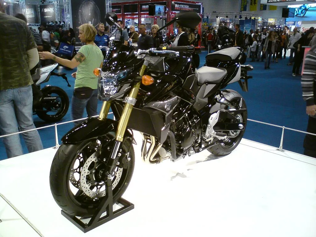 Suzuki GSR 750 driekwart aanzicht