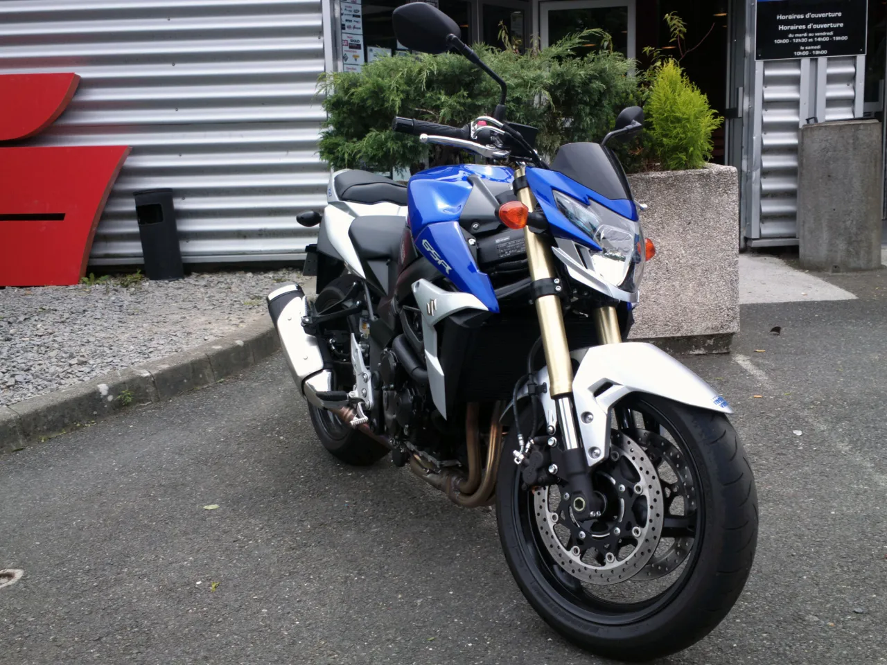 Suzuki GSR 750 zijaanzicht