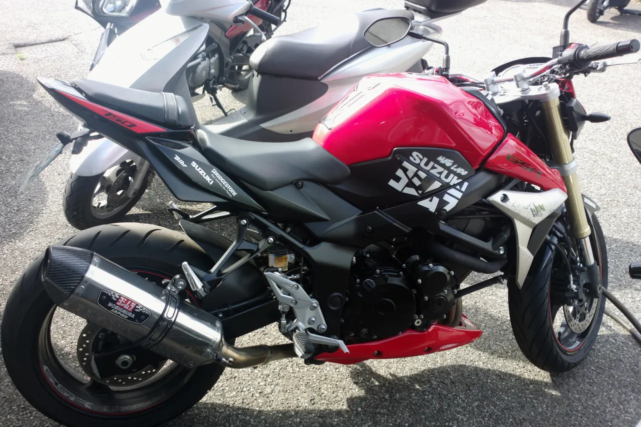 Suzuki GSR 750 met Yoshimura demper
