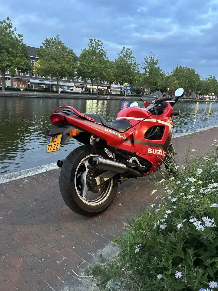 Suzuki GSX600F Katana sport-tourer zijaanzicht