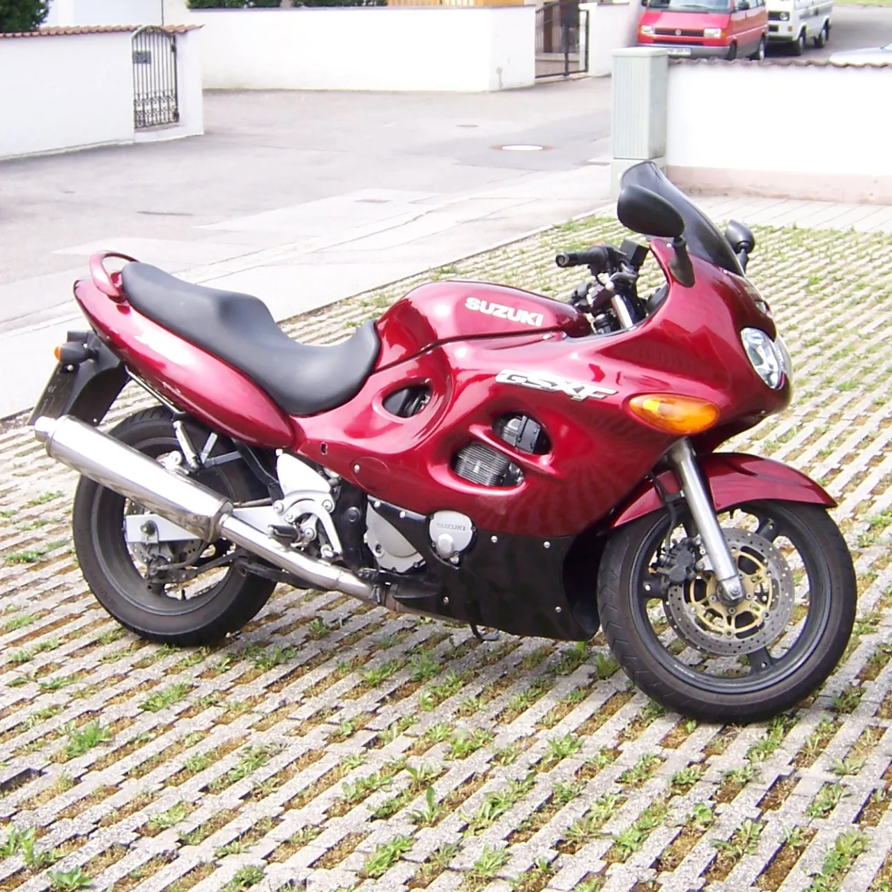 Suzuki GSX 750 sport-tourer zijaanzicht