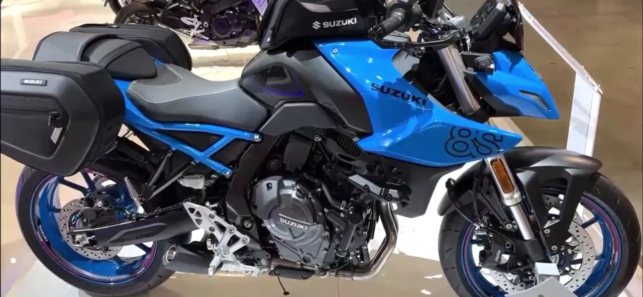 Suzuki GSX-8S officiële studio-opname zijaanzicht