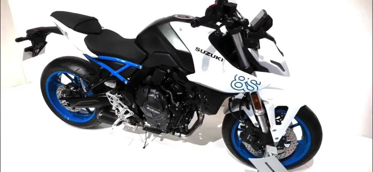 Suzuki GSX-8S officiële studio-opname driekwart