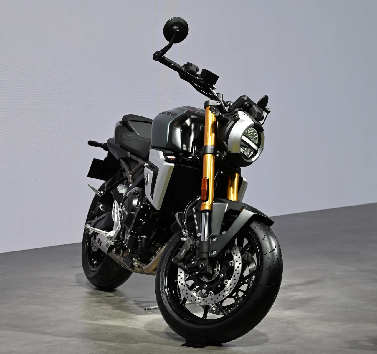 Suzuki GSX-8T sport-classic naked zijaanzicht