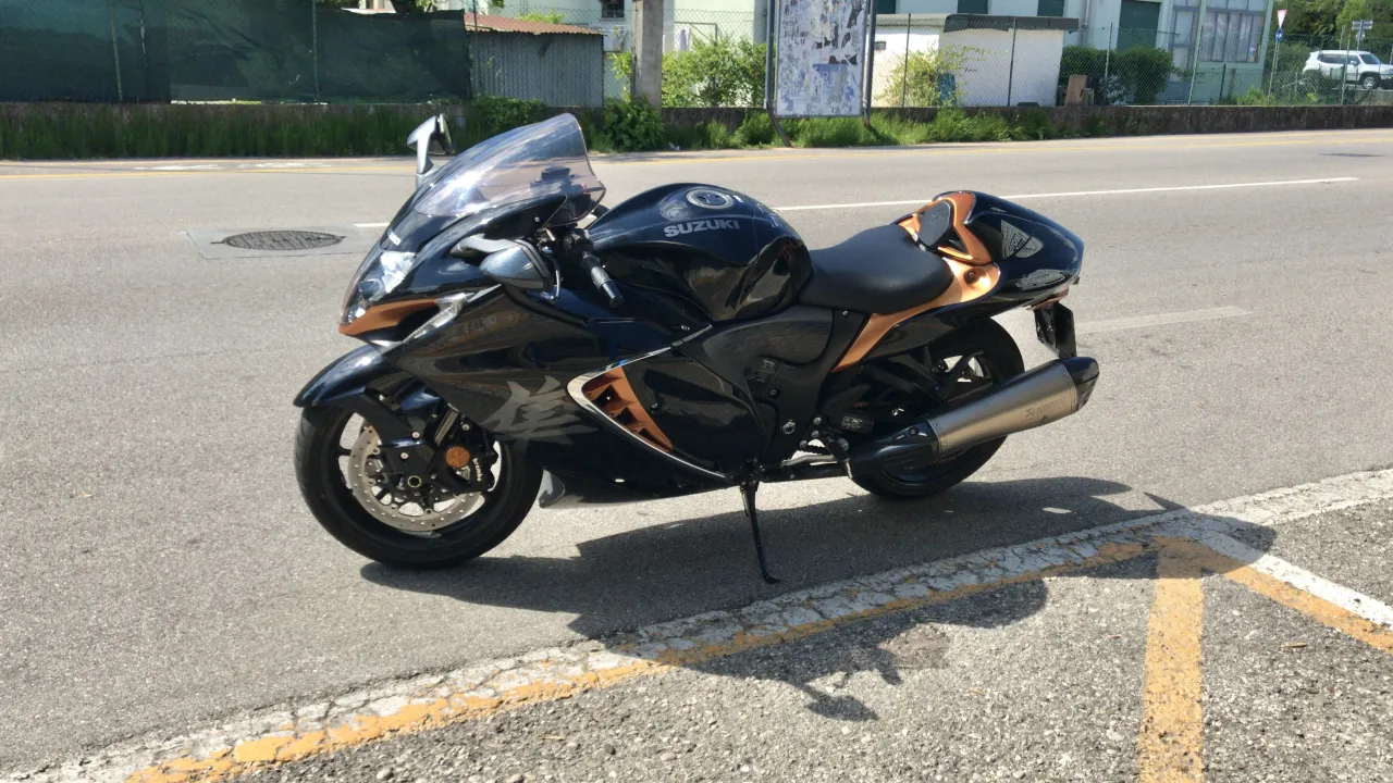 Suzuki Hayabusa GSX-R 1300 hyperbike side profile