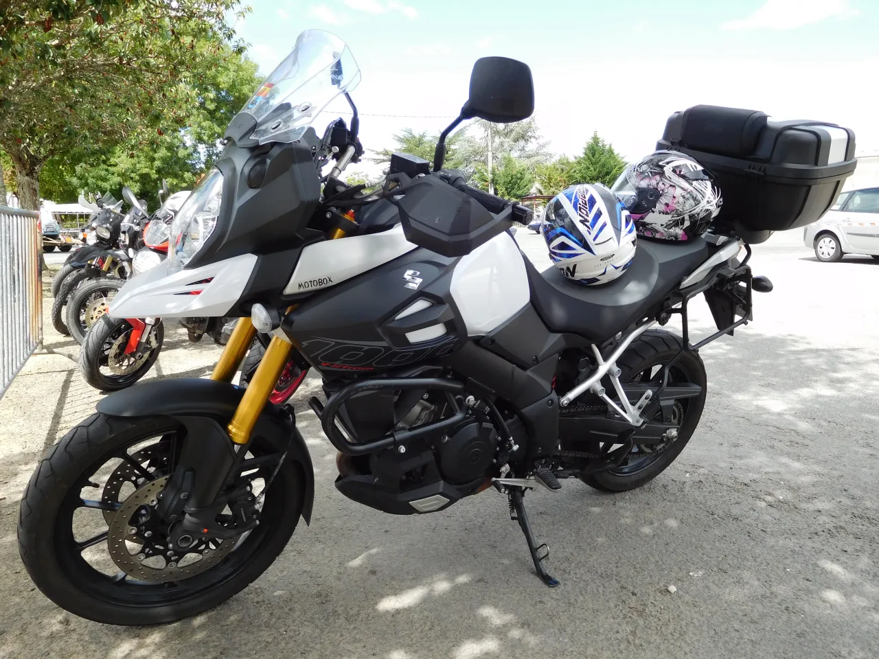 Suzuki 1000 V-Strom adventure-tourer