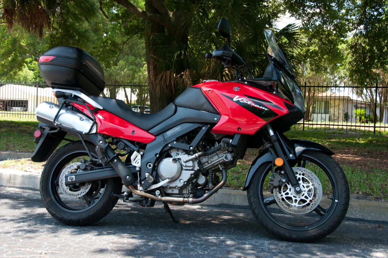 Suzuki V-Strom 650 in rood, 2005 generatie