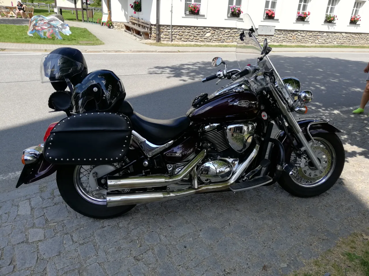 Suzuki Intruder C800 geparkeerd