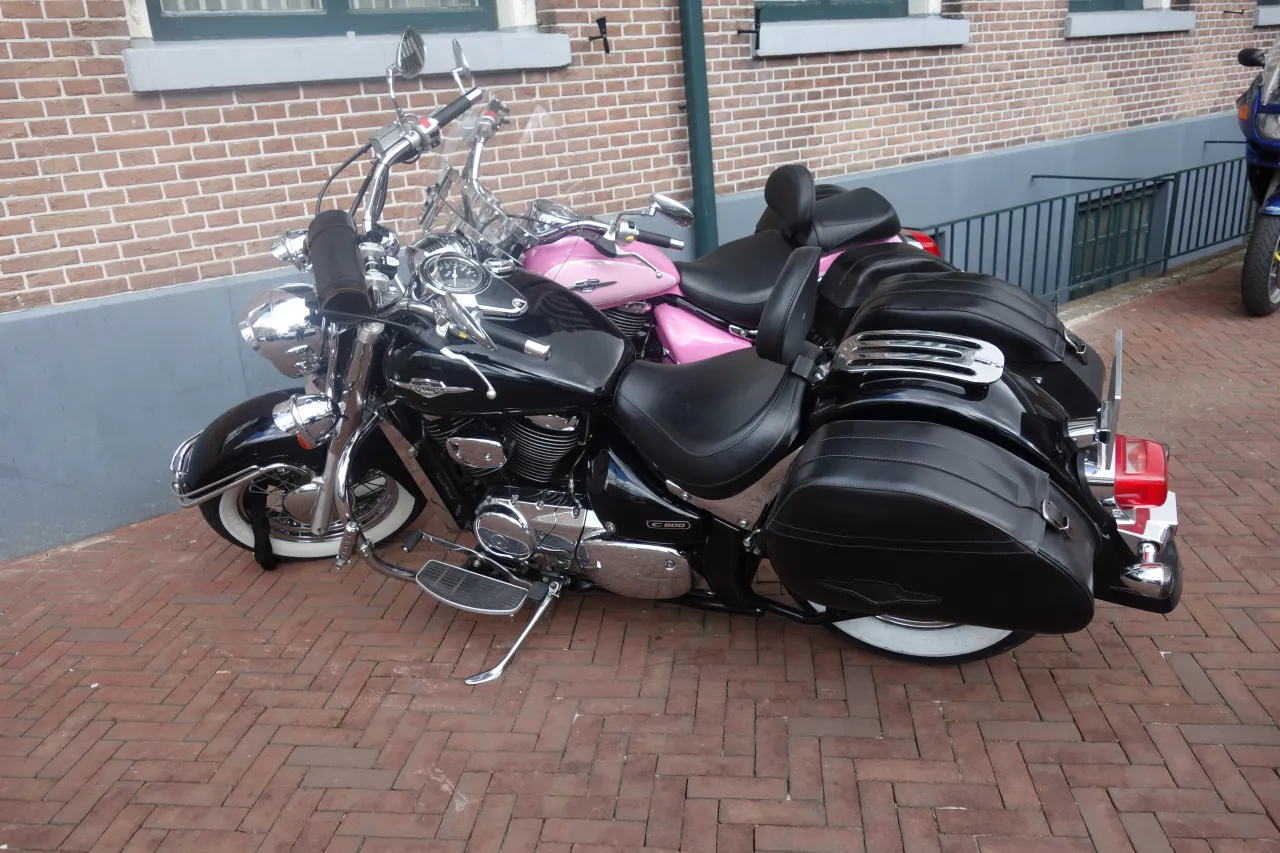 Suzuki Intruder C800 zijaanzicht