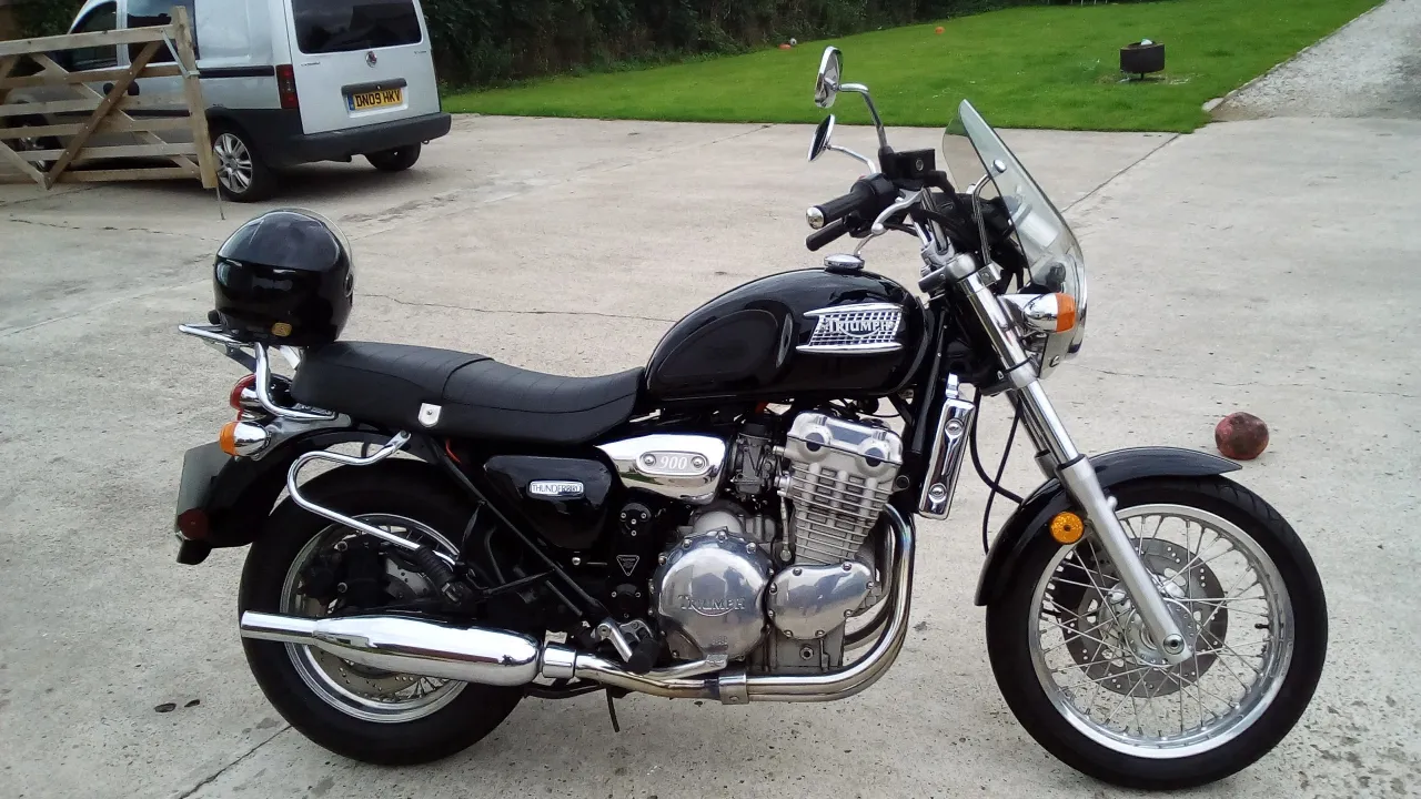 Triumph Thunderbird 900 tweede zijaanzicht