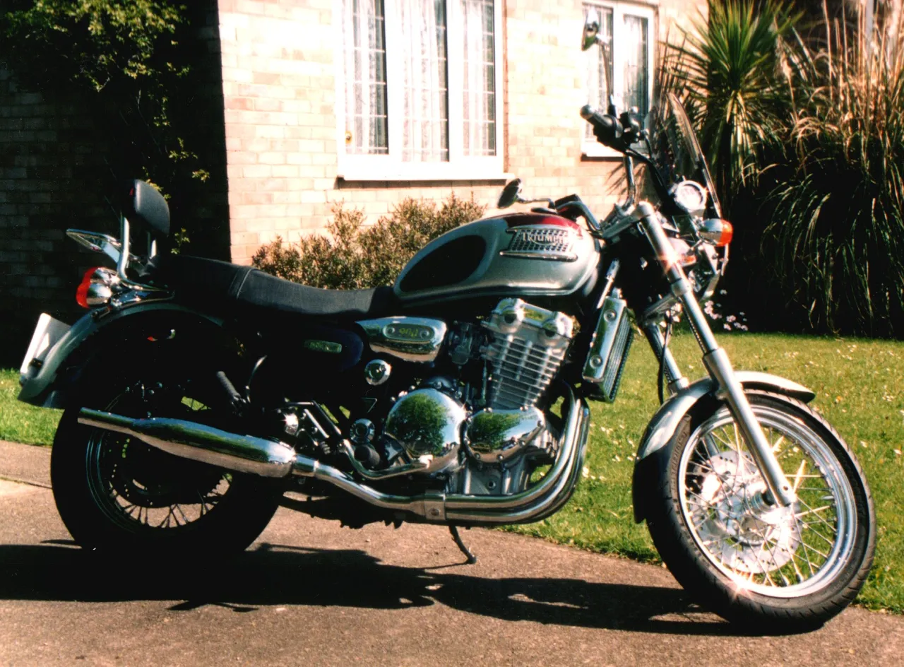 Triumph Thunderbird 900cc zijaanzicht