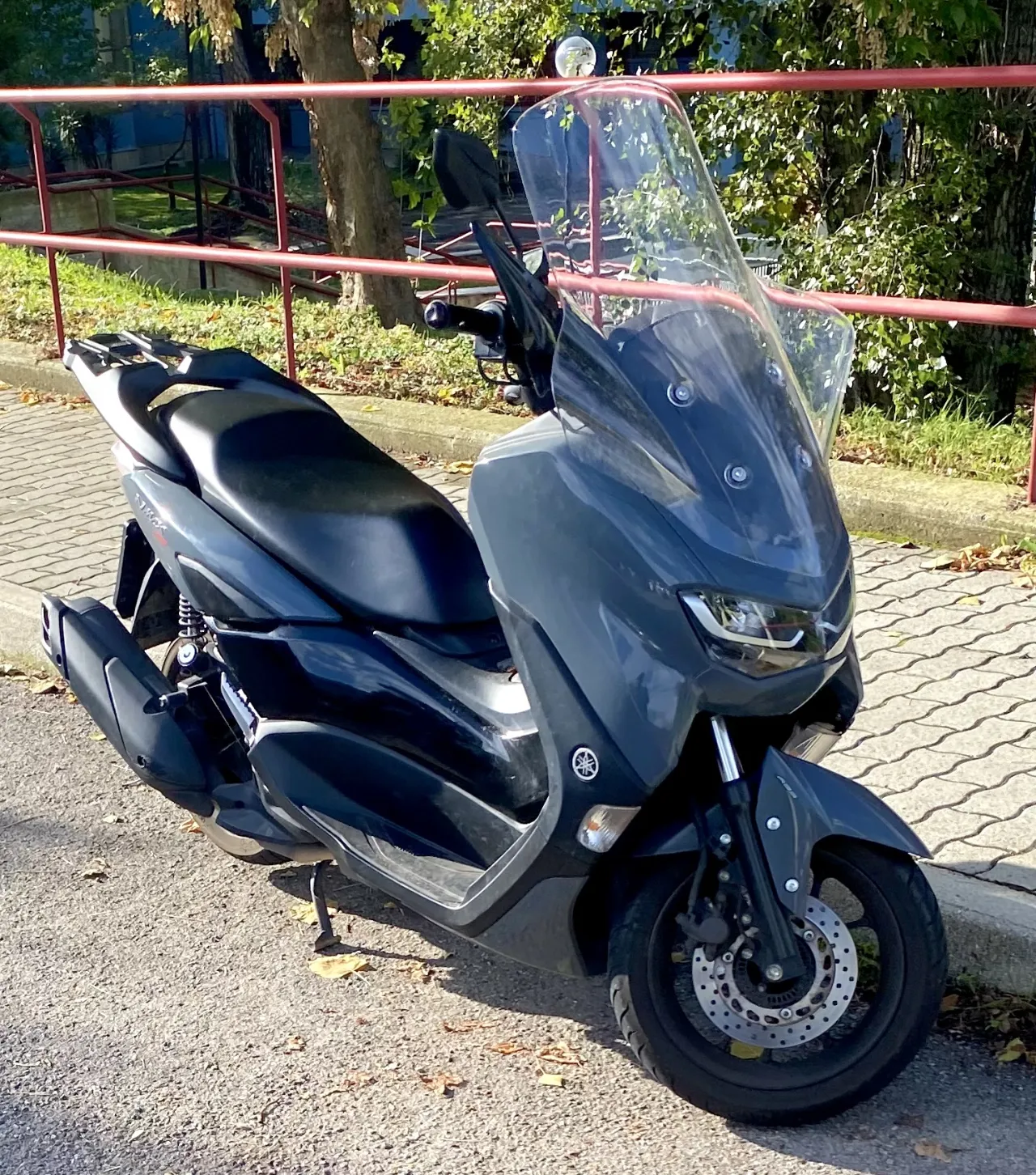 Yamaha NMAX 155 maxi-scooter zijaanzicht