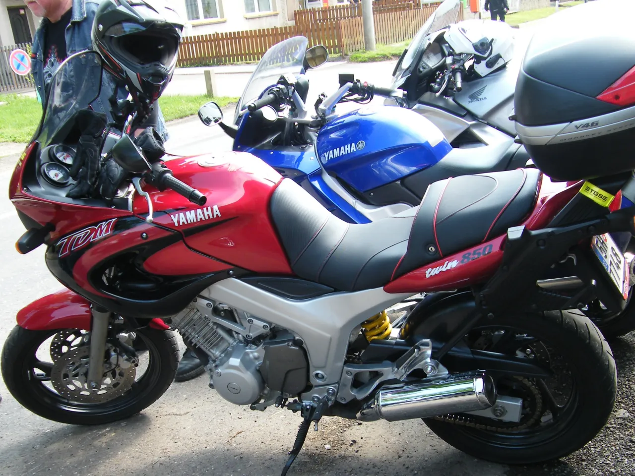 Yamaha TDM 850 rood zijaanzicht
