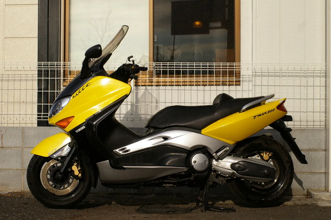 Yamaha T-MAX 500 maxi-scooter side view