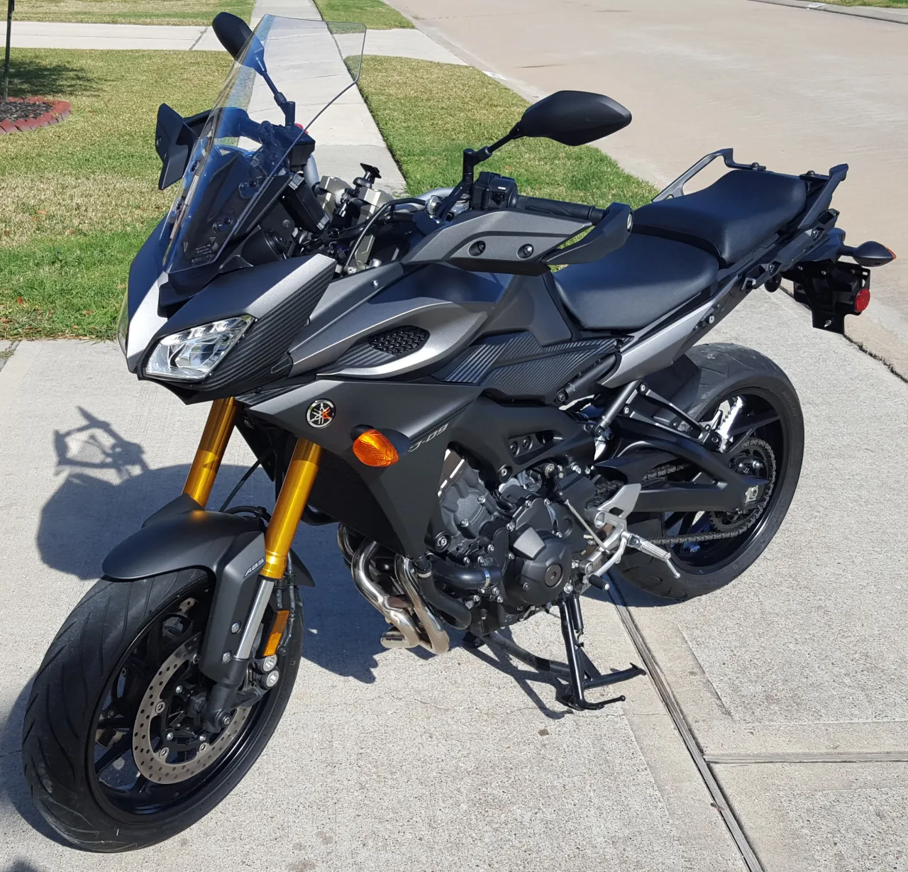 Yamaha MT-09 Tracer FJ-09 zijaanzicht