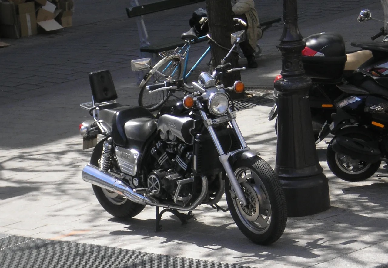 Yamaha V-MAX Gen 1 zijaanzicht