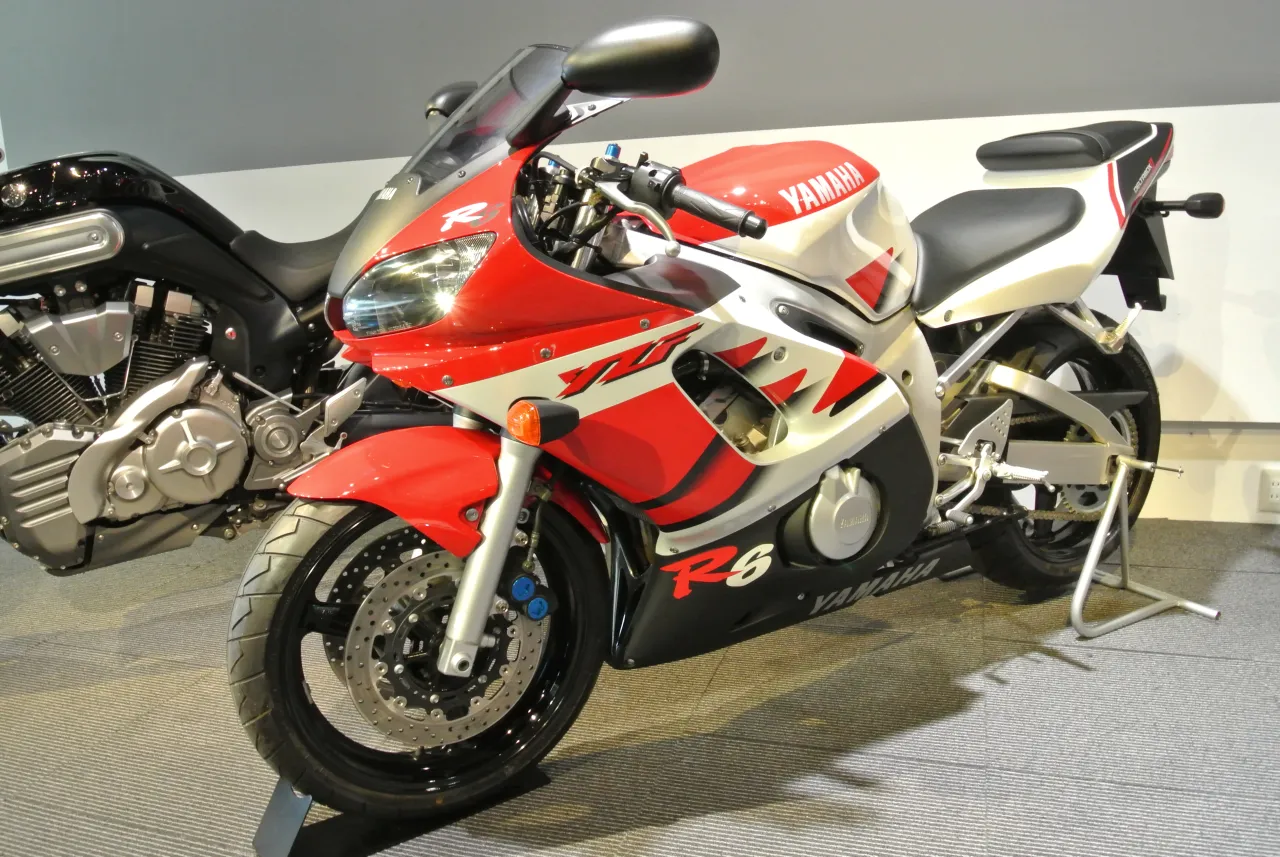 Yamaha YZF-R6 supersport side profile