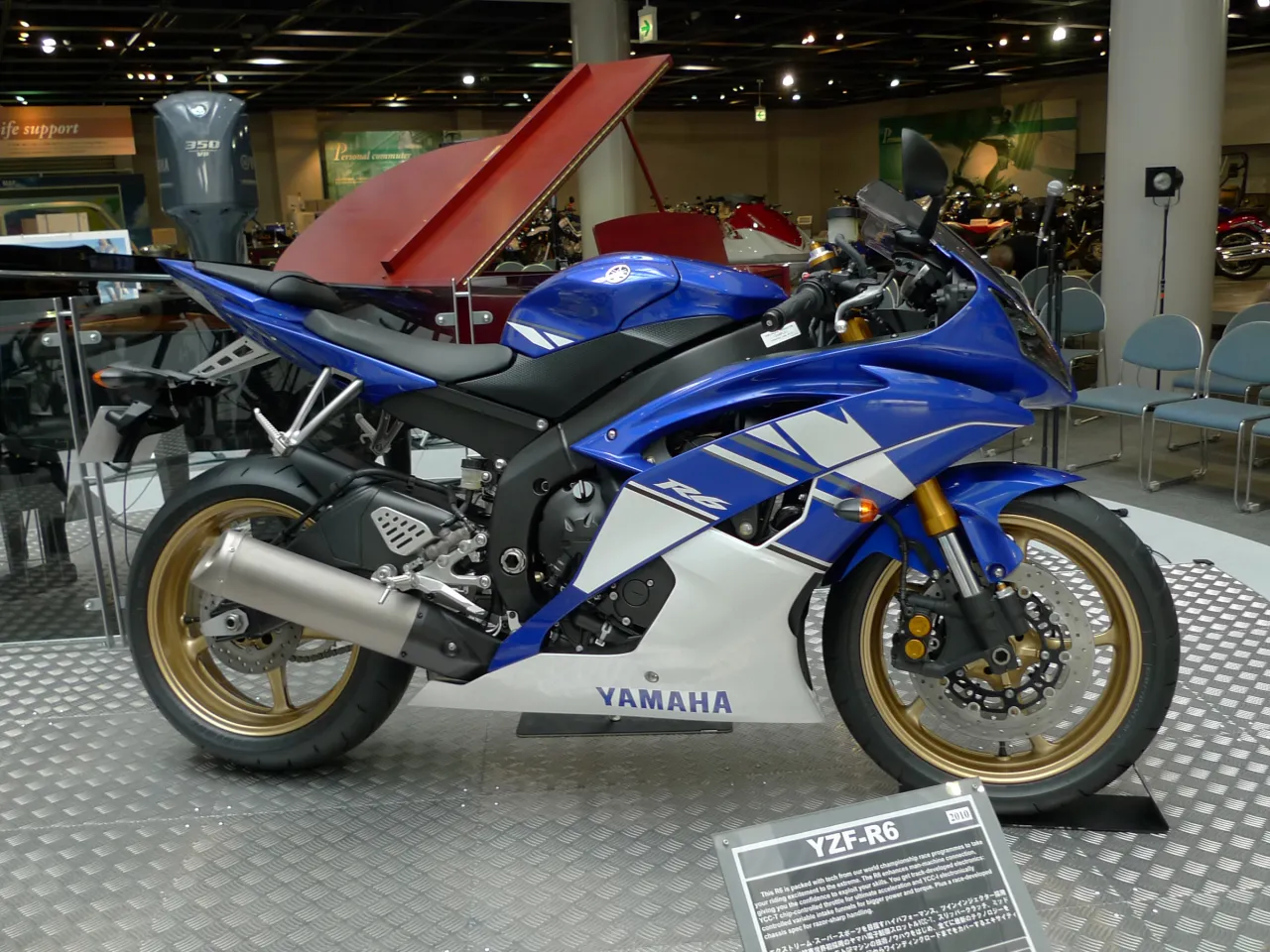 Yamaha YZF-R6 2010 rechterzijde studiopresentatie