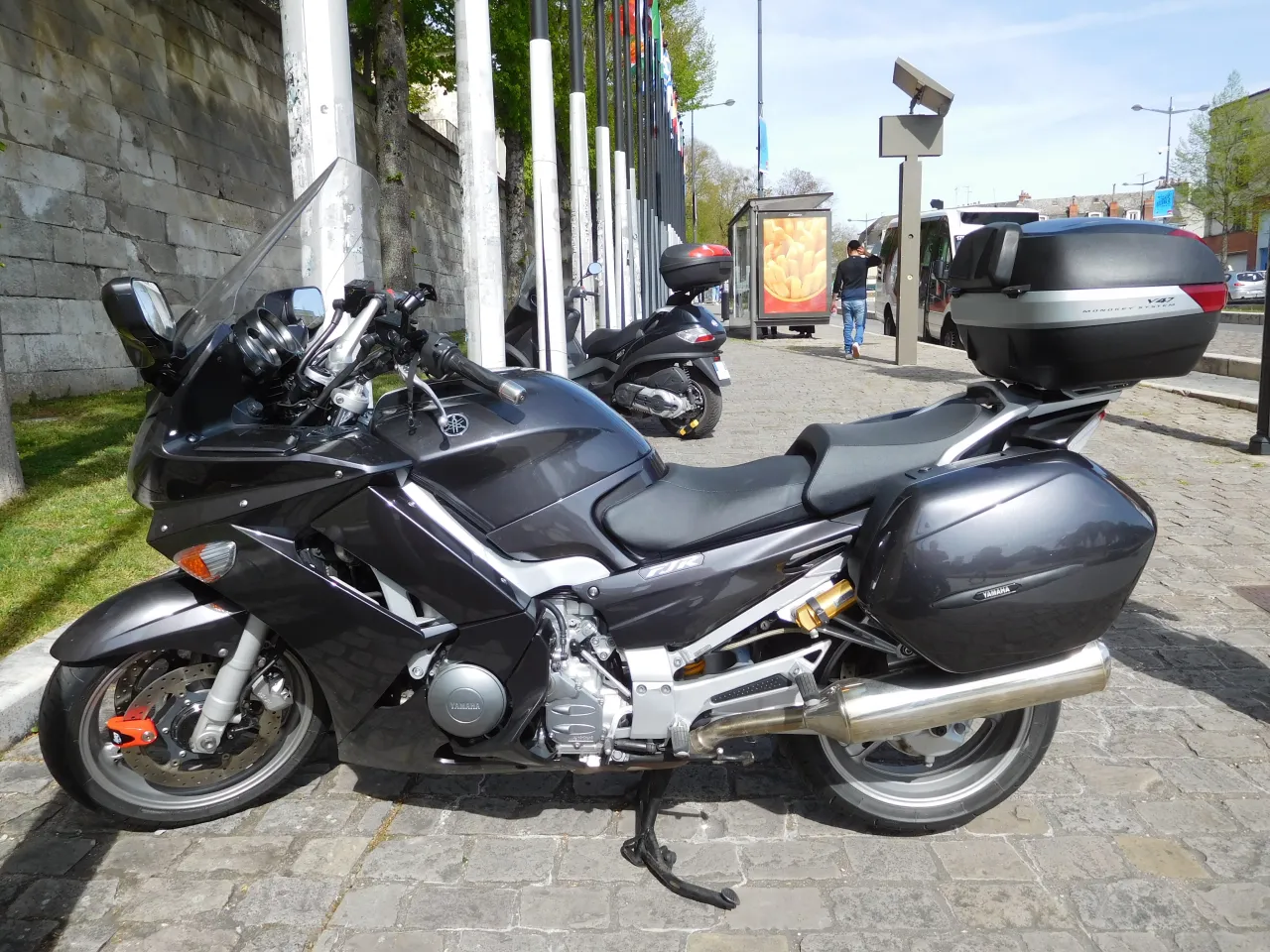 Yamaha FJR 1300 geparkeerd