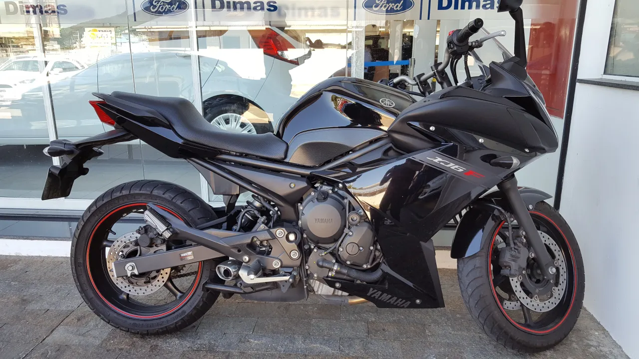 Yamaha XJ6F gekuipte versie zijaanzicht