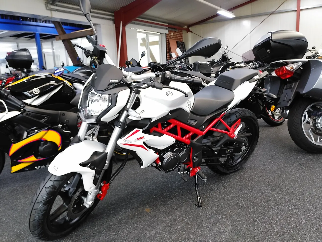 Benelli BN 125 zijaanzicht