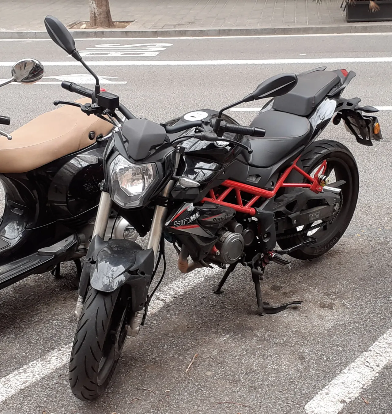 Benelli BN 125 in zwart