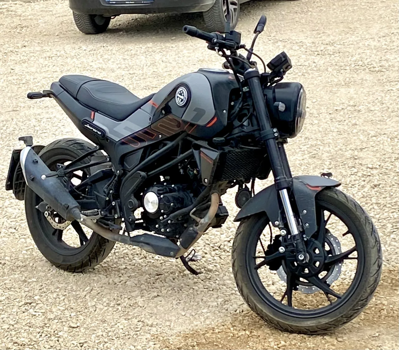 Benelli Leoncino 125 zijaanzicht