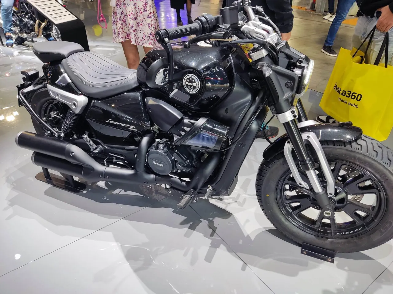 Benelli Leoncino Bobber 400 studio