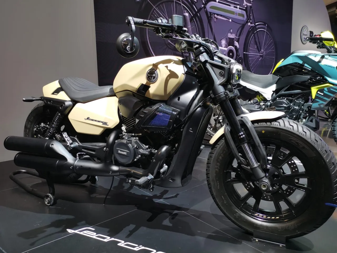 Benelli Leoncino Bobber 400 model 2025