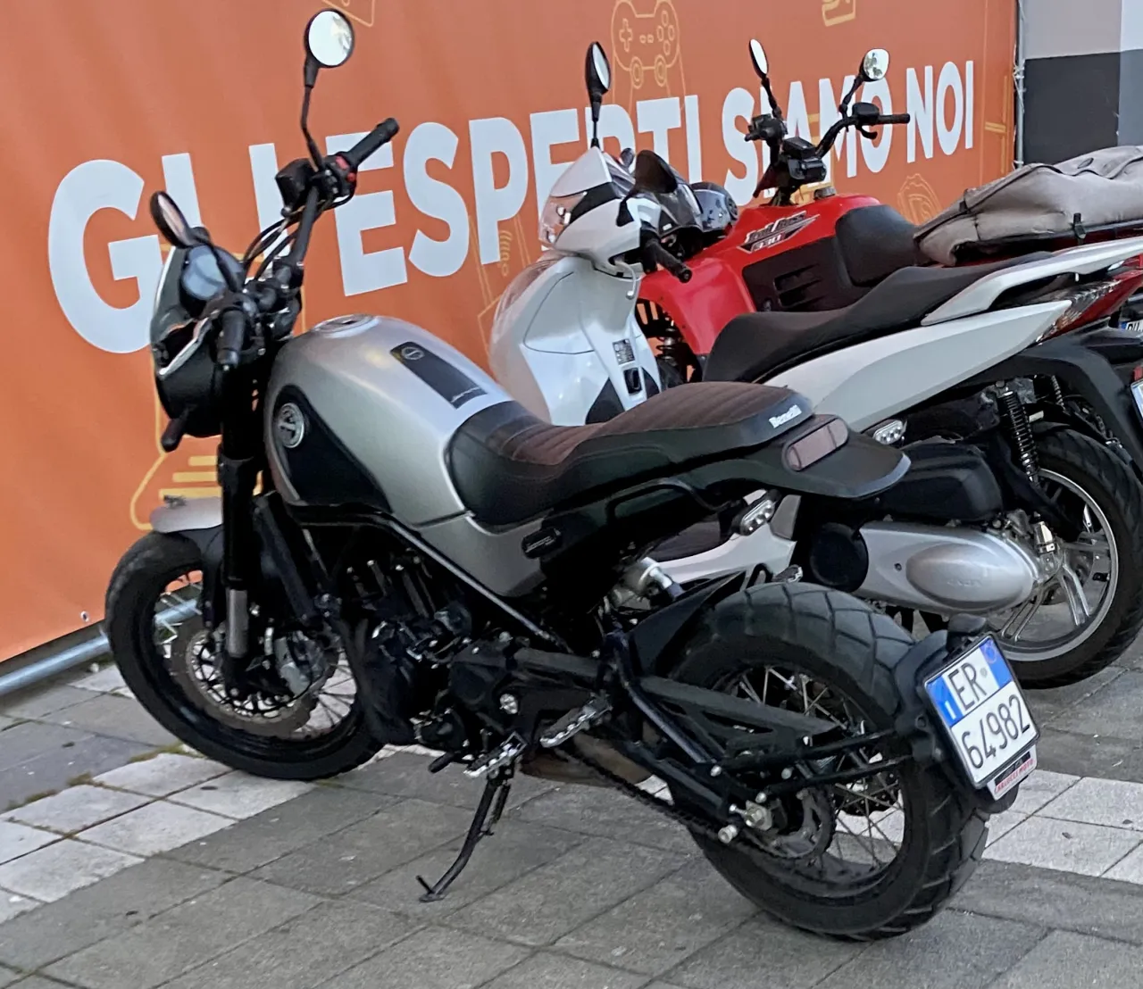 Benelli Leoncino zijaanzicht op straat in Salerno
