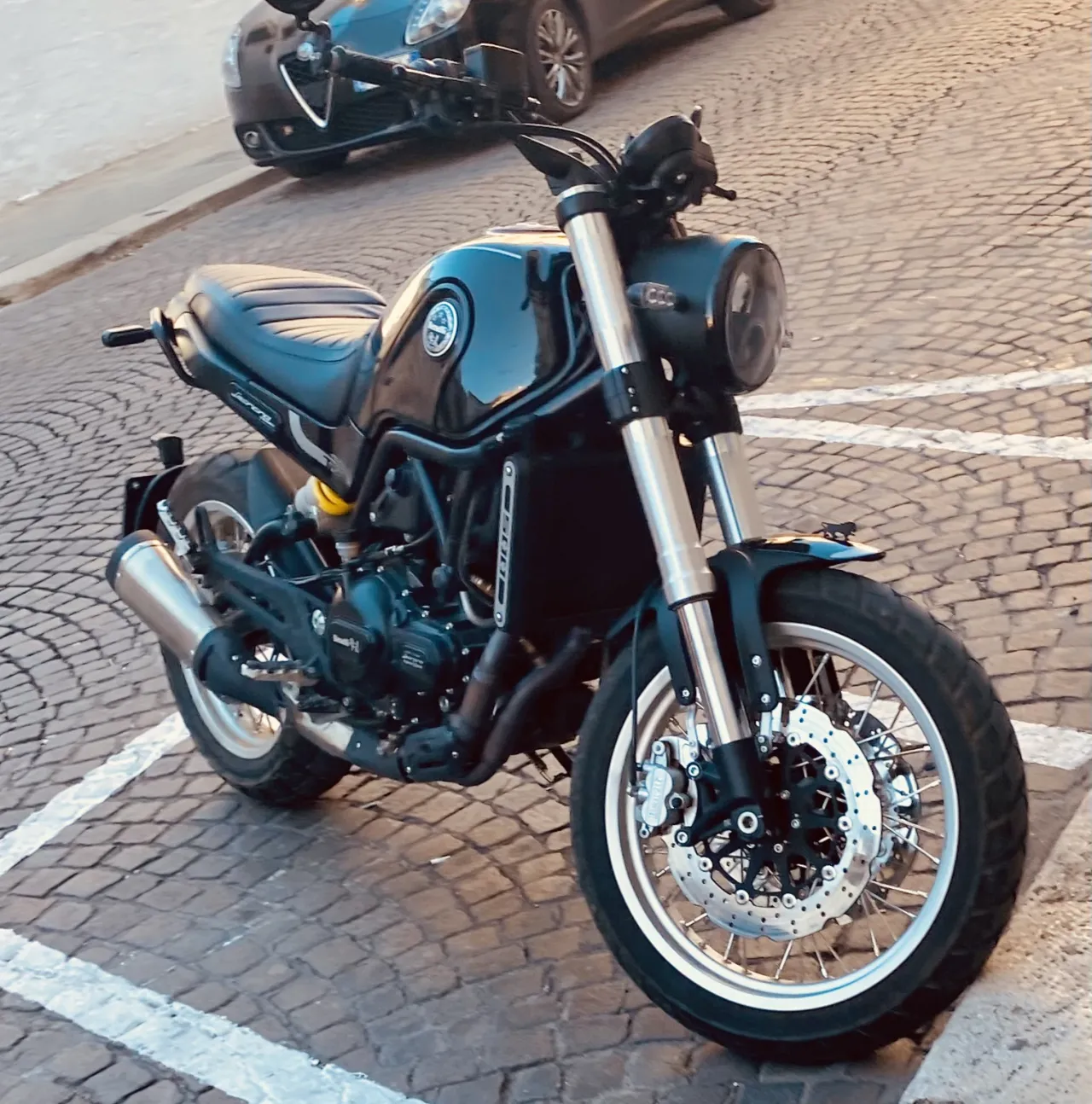 Benelli Leoncino retro naked geparkeerd in Ostuni