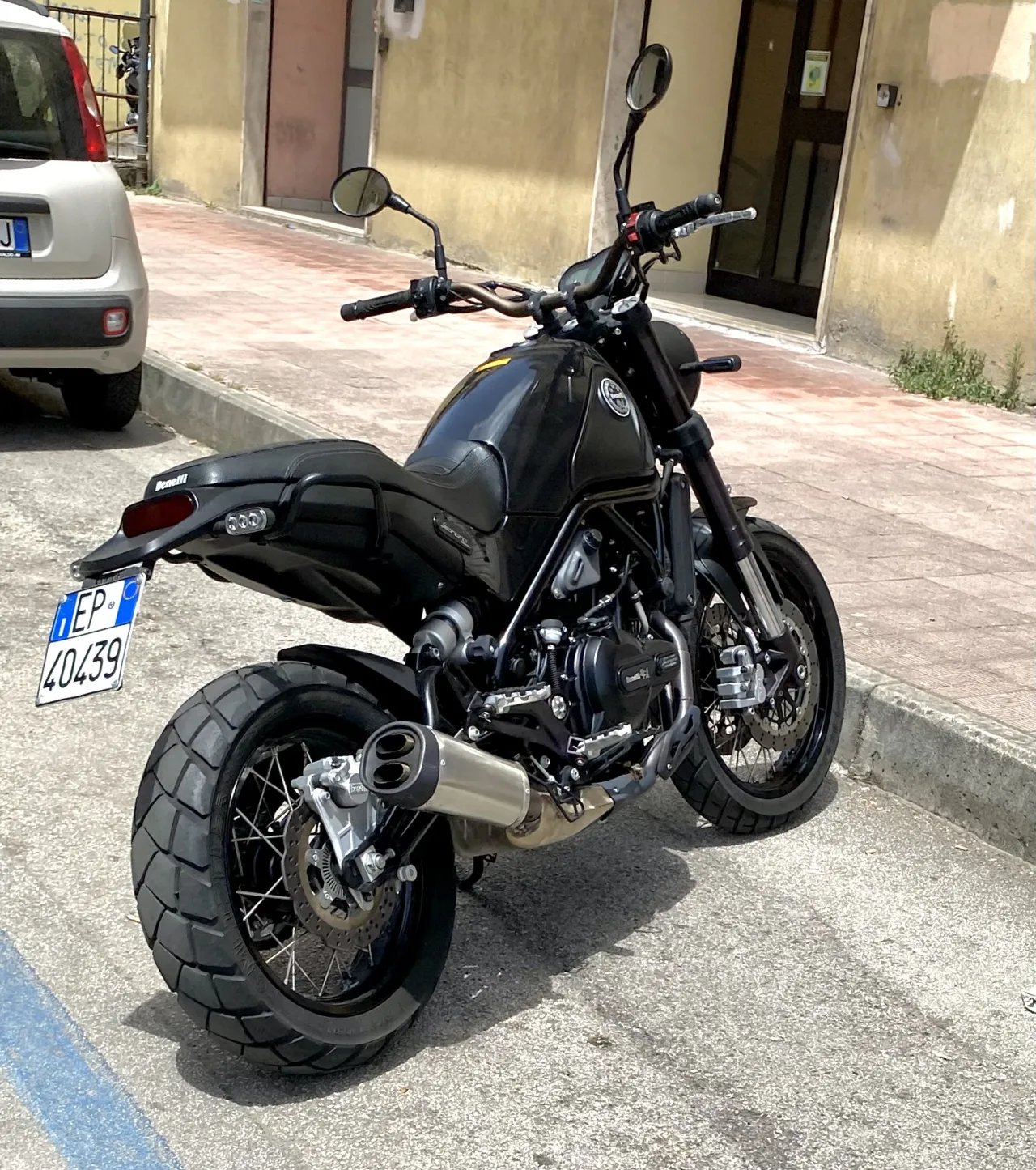 Benelli Leoncino 500 in Avellino, schuin vooraanzicht