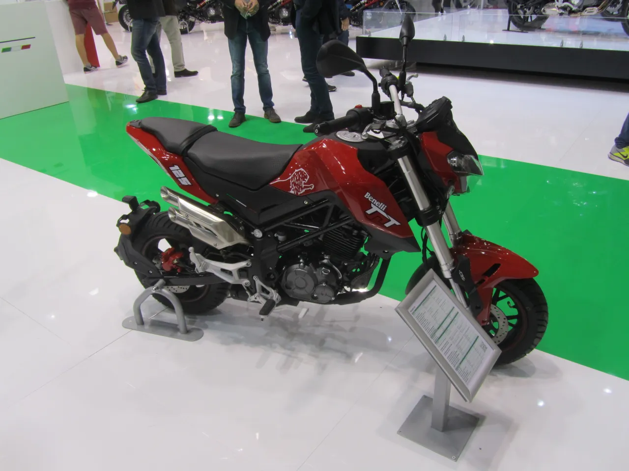 Benelli TNT 125 zijaanzicht