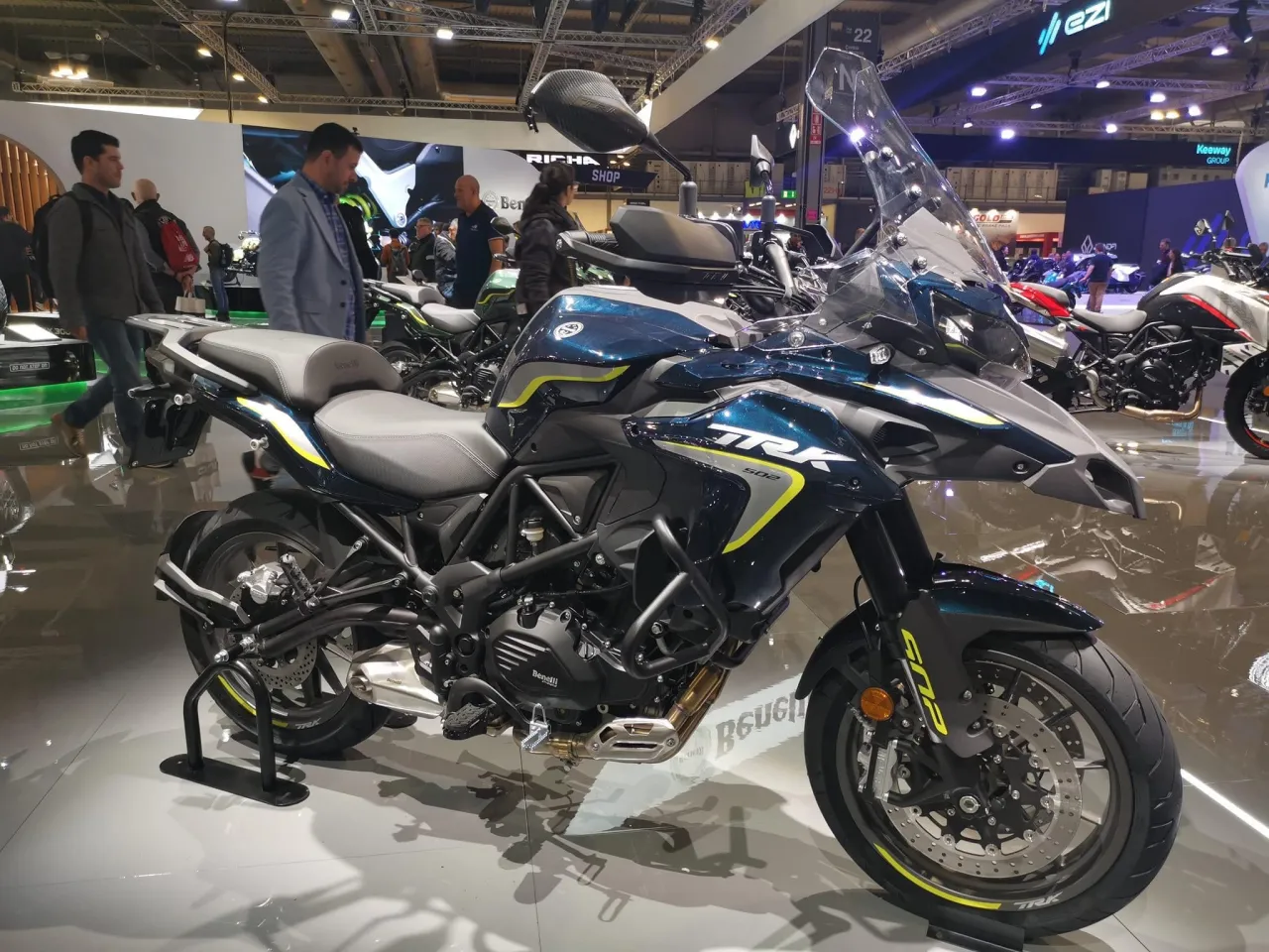 Benelli TRK 502 op EICMA 2024 standpresentatie
