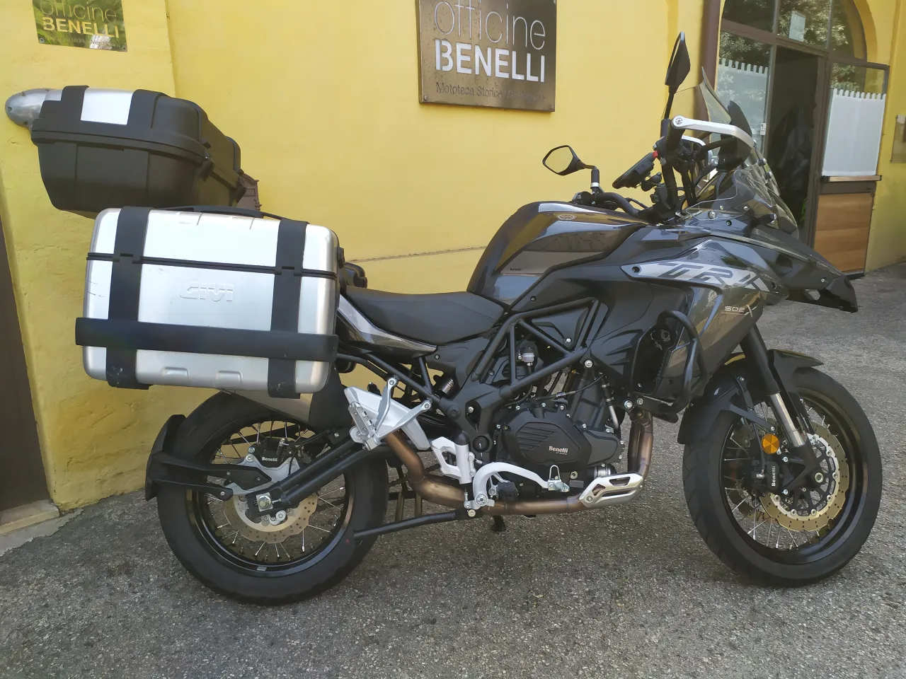 Benelli TRK 502 zijaanzicht