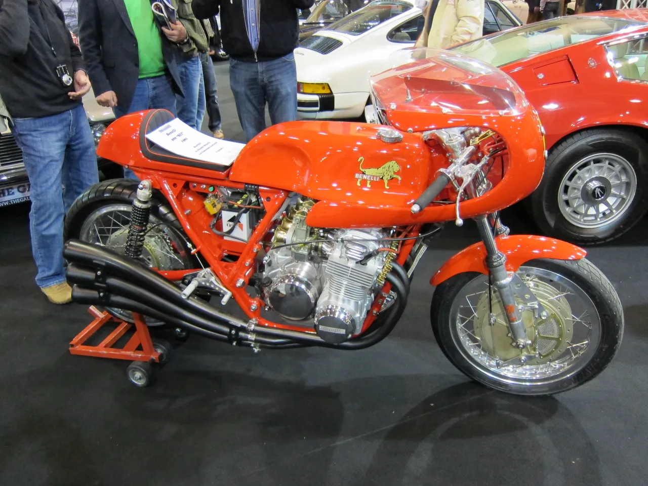 Benelli 900 Sei zijaanzicht