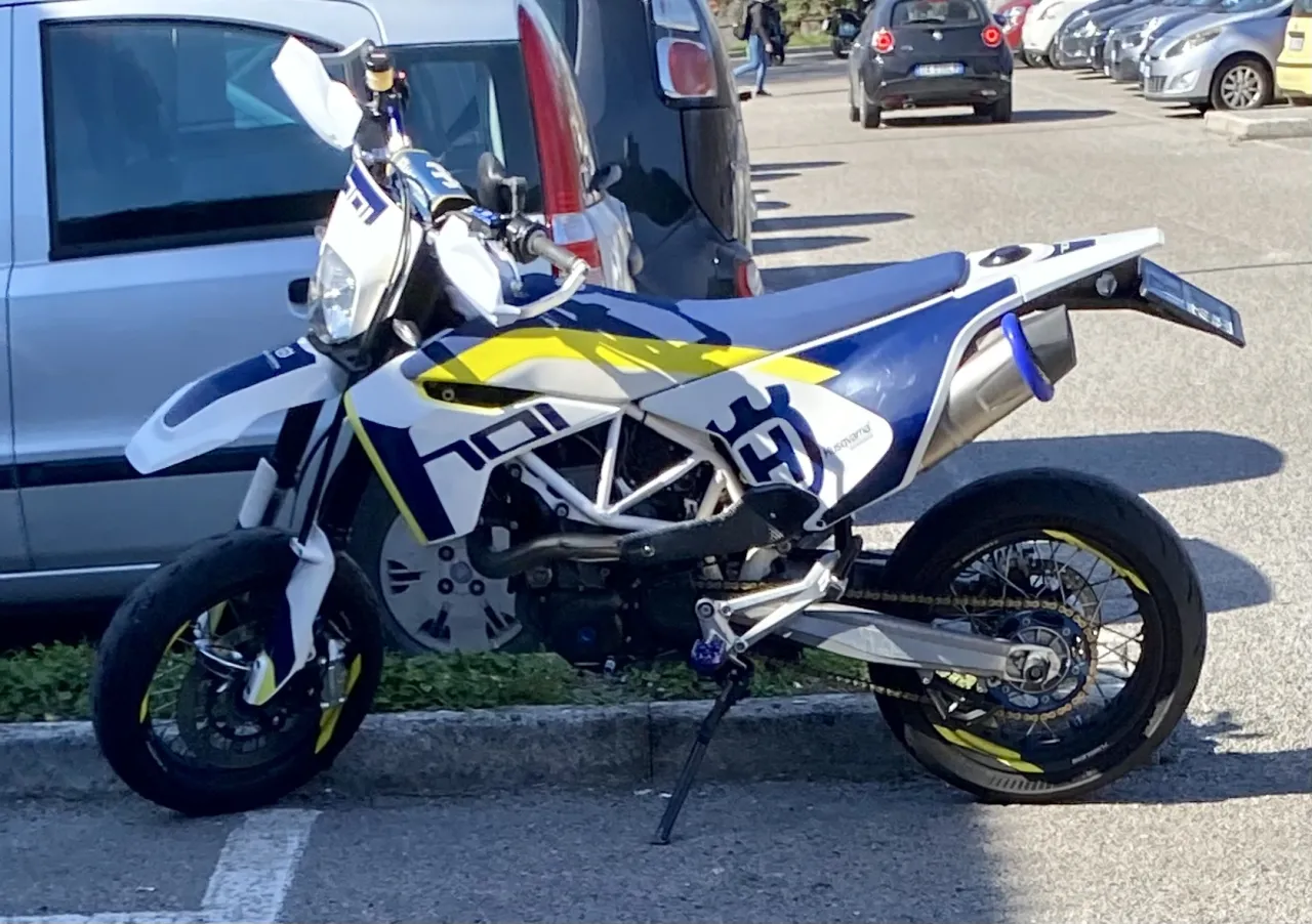 Husqvarna 701 Supermoto 2021 wit-blauw