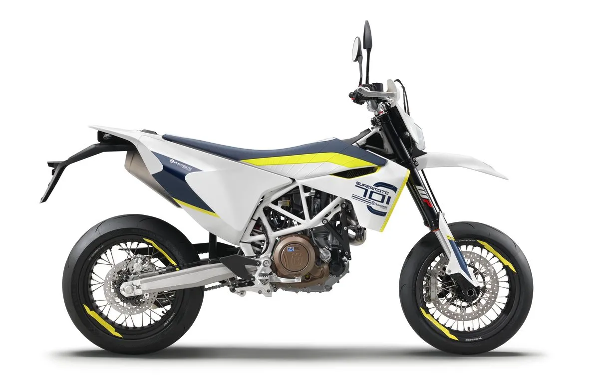 Husqvarna 701 Supermoto studio shot rechterzijde