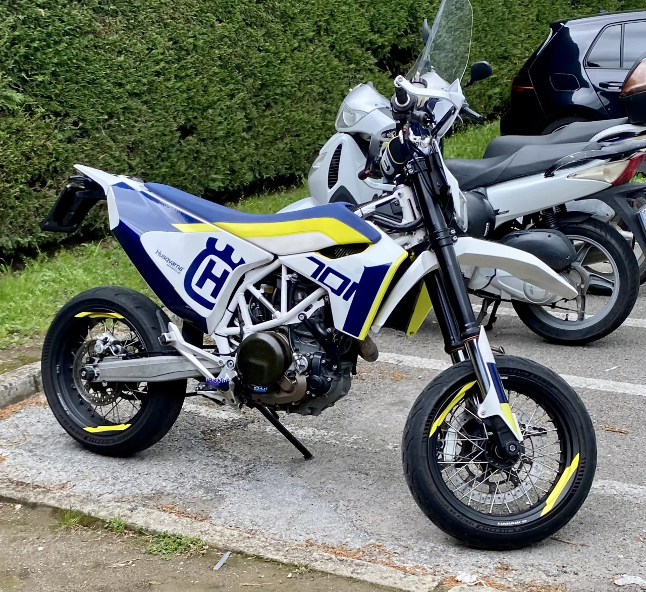 Husqvarna 701 Supermoto in Fisciano straatscene