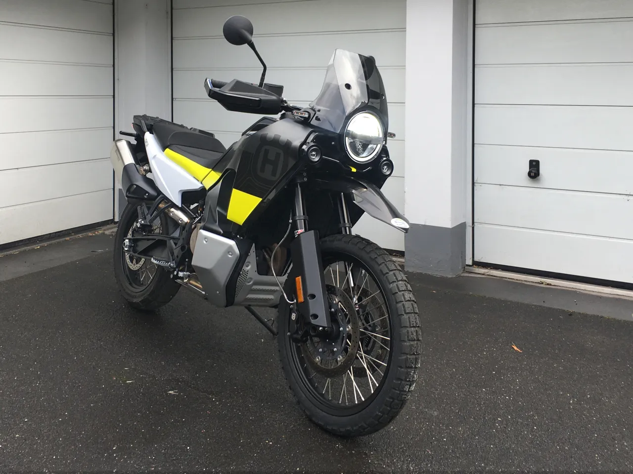Husqvarna Norden 901 zijaanzicht