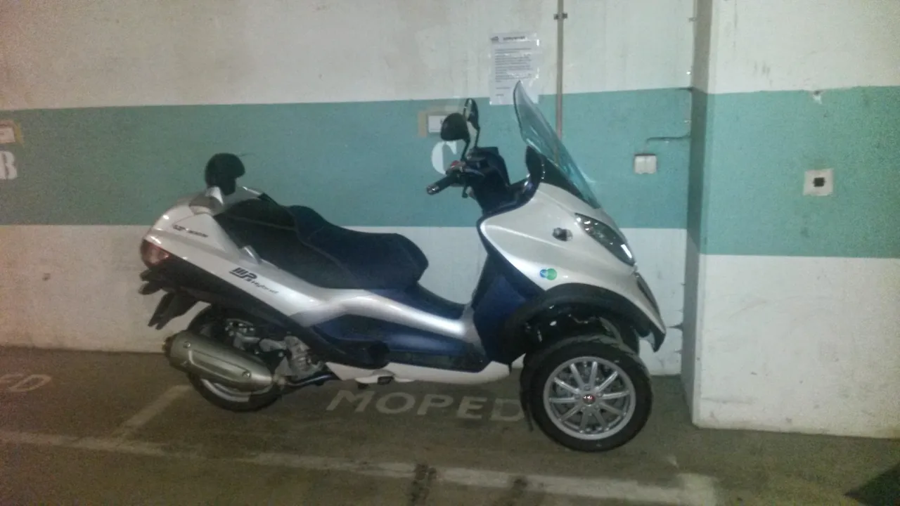 Piaggio MP3 300 driewiel-scooter