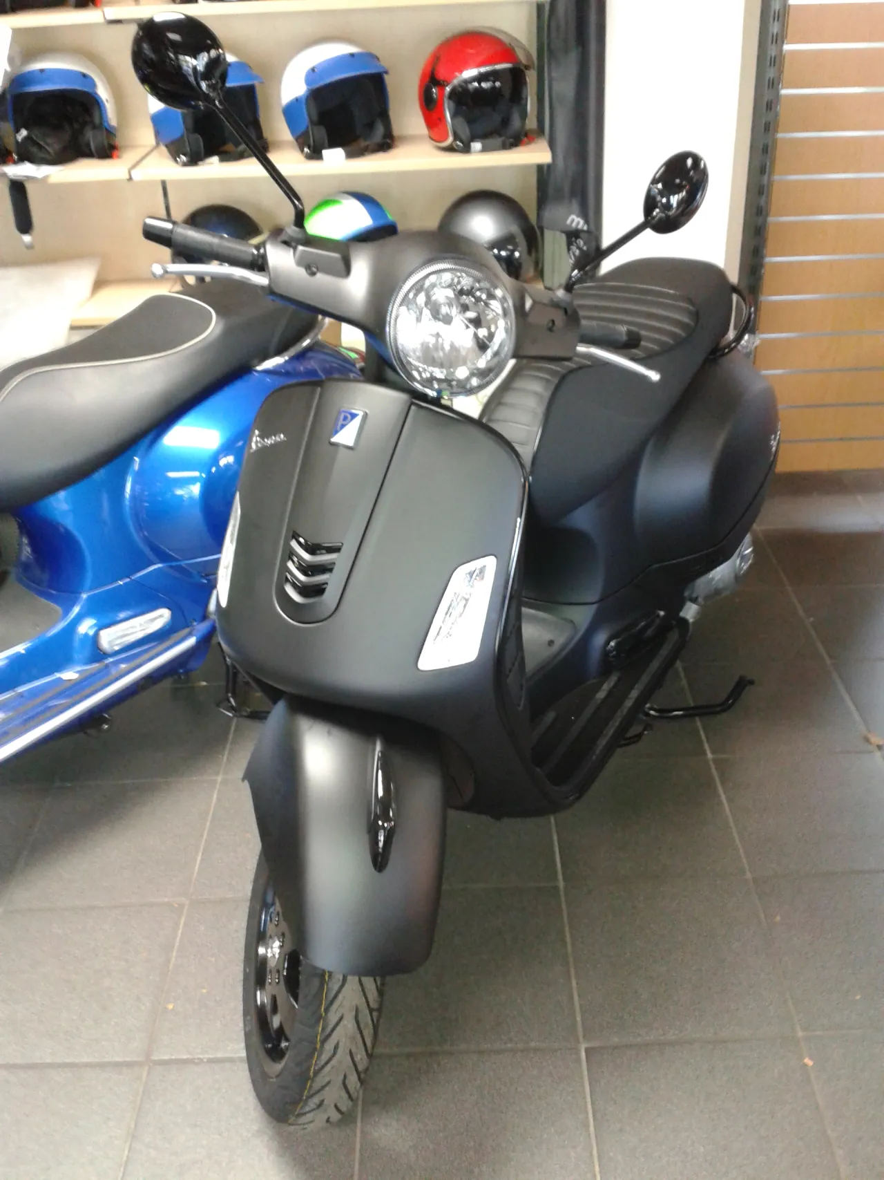 Vespa GTS 300 Super ABS in zwart