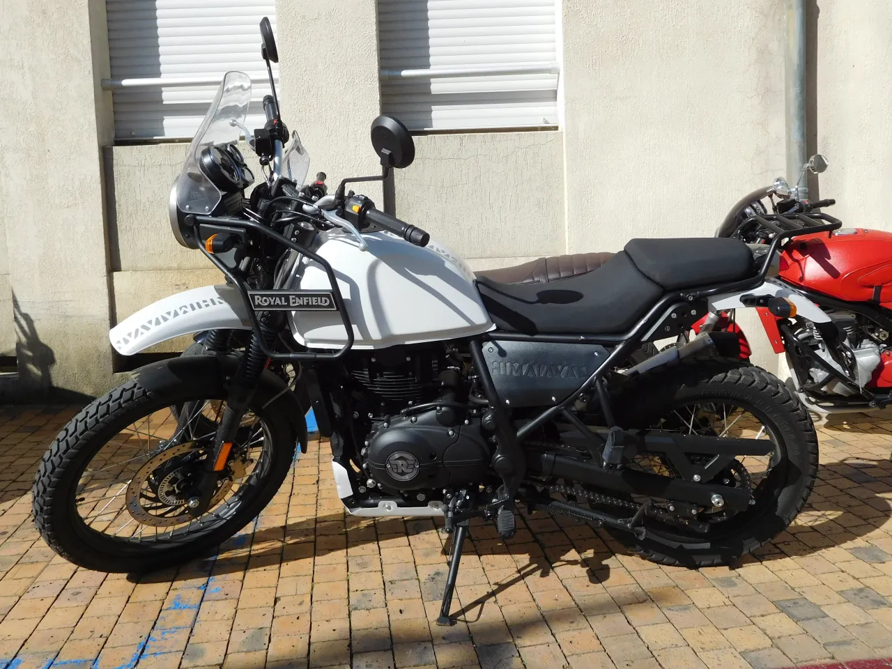 Royal Enfield Himalayan zijaanzicht