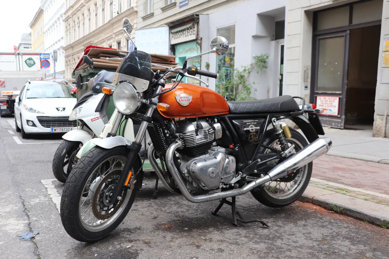 Royal Enfield Interceptor 650 op straat