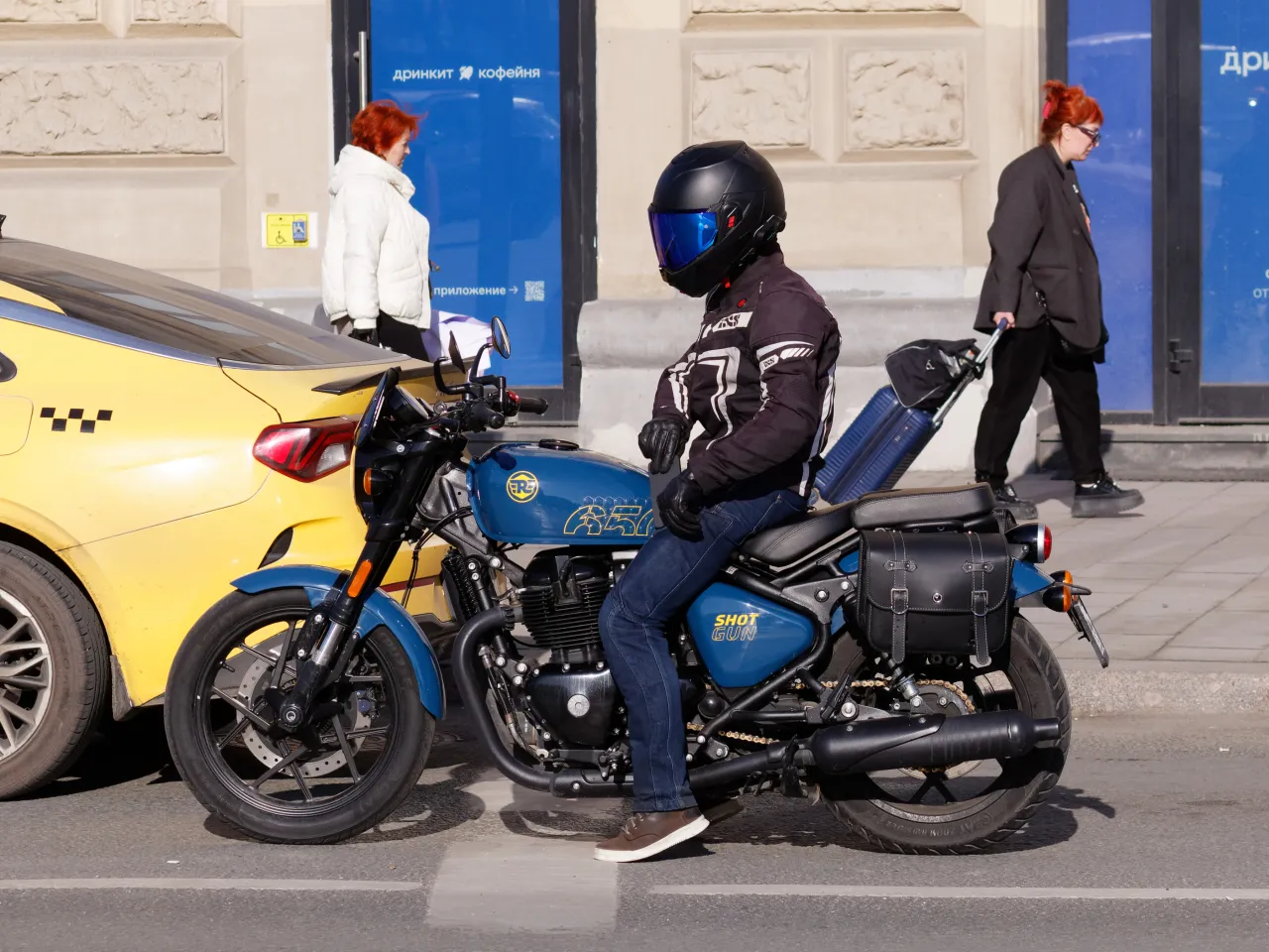 Royal Enfield Shotgun 650 in Moskou, vooraanzicht