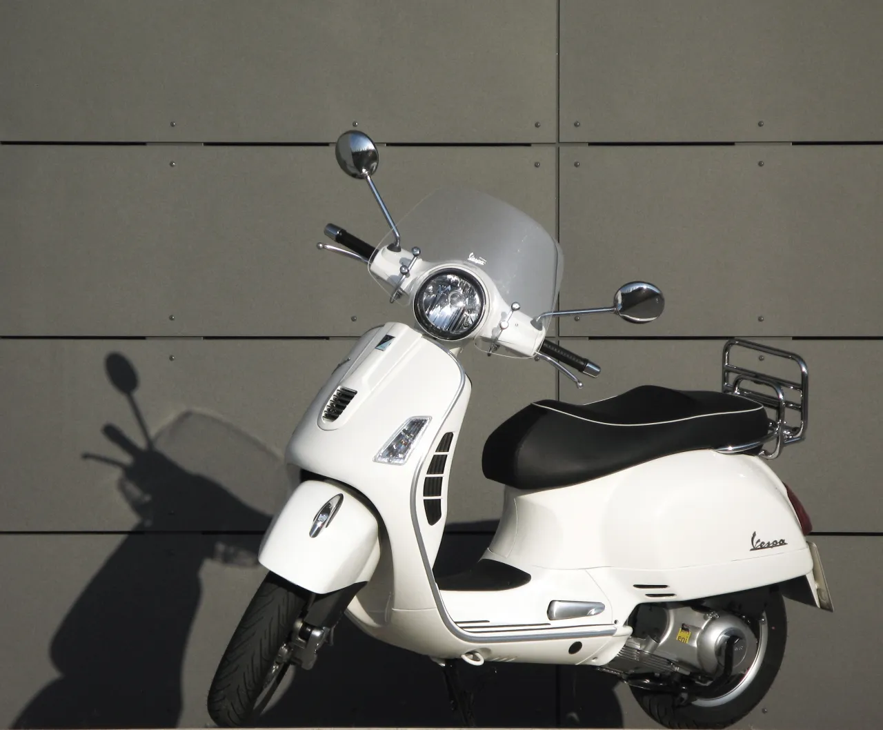Witte Vespa GTS 300