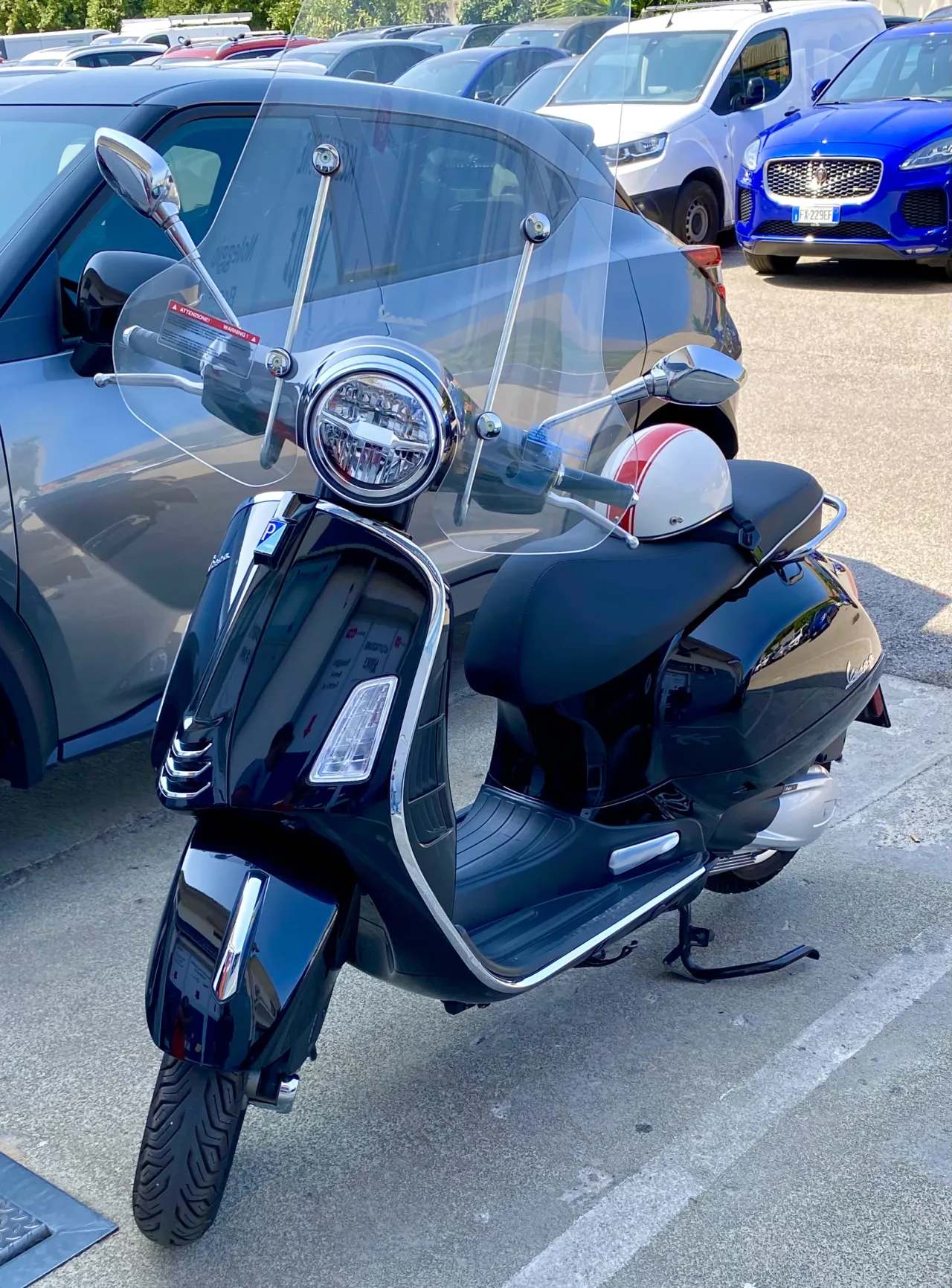 Vespa GTS 300 scooter zijaanzicht