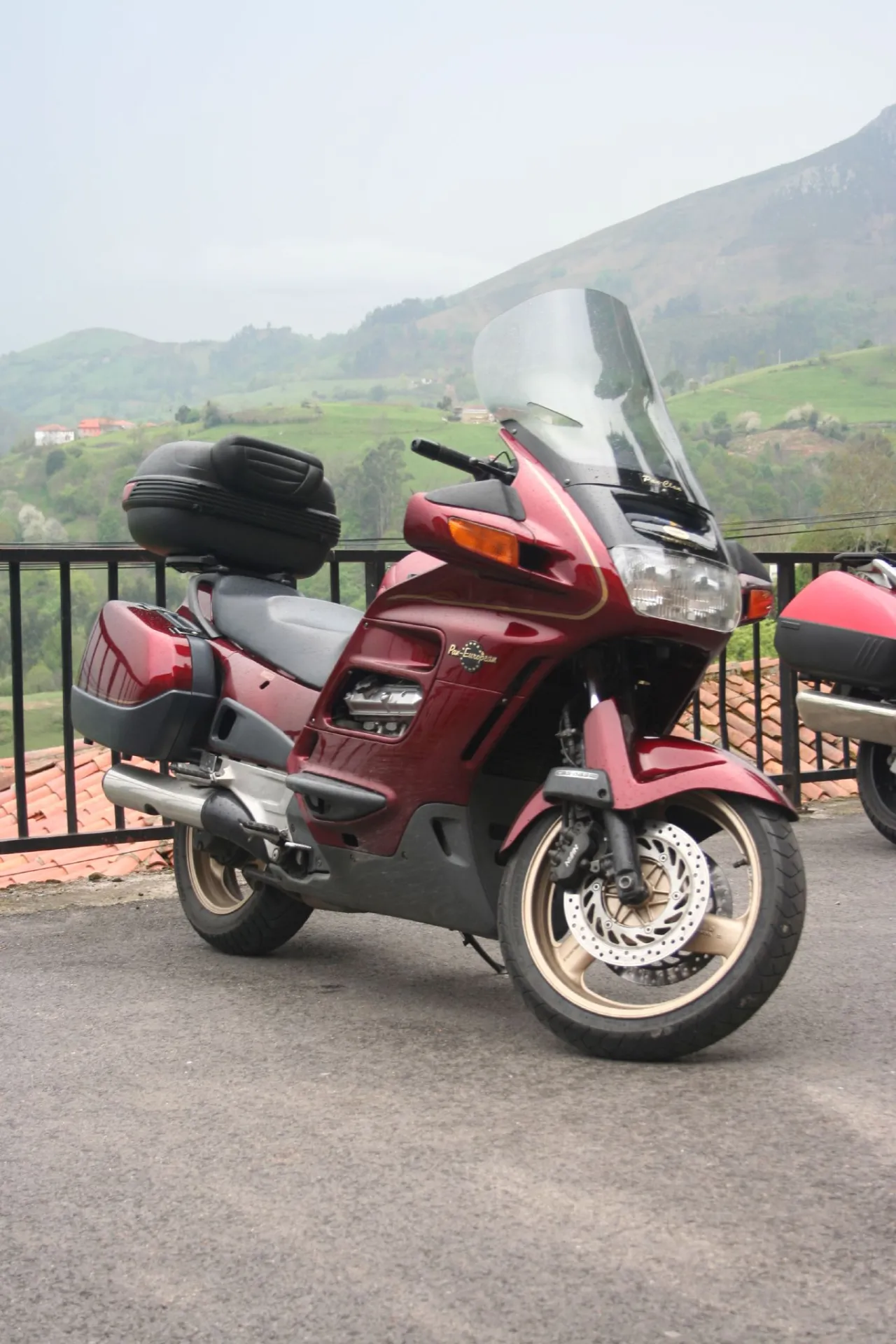 Honda Pan European zijaanzicht links